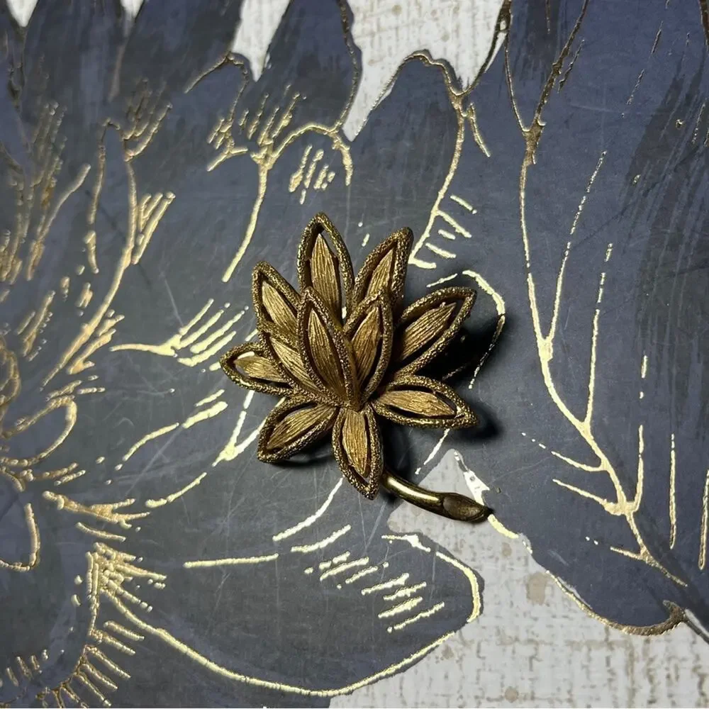 Vintage 70s 1970s Large Oversized Gold Tone Lotus Flower Floral Brooch Pin D1